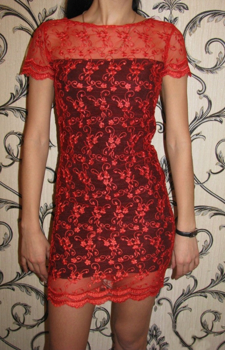 Красное ажурное платье